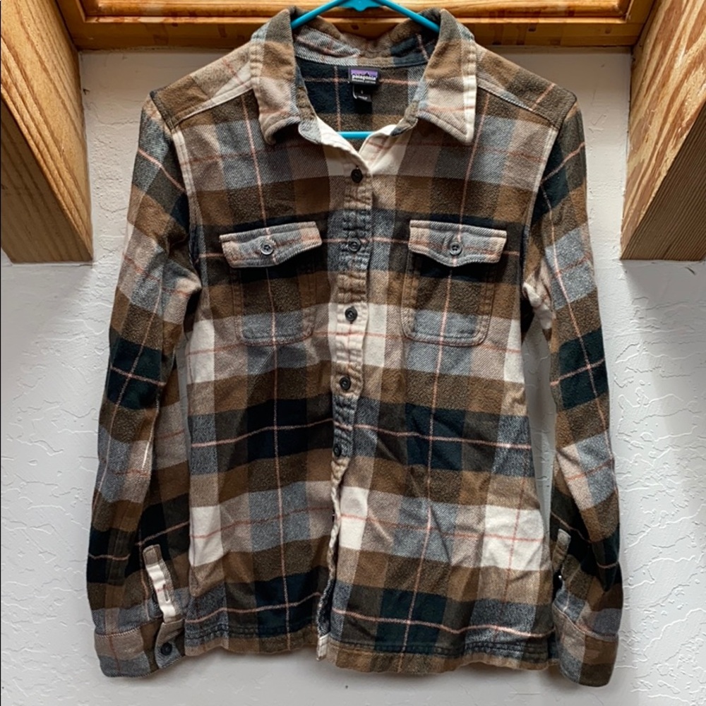 • Patagonia • women’s size 6 flannel